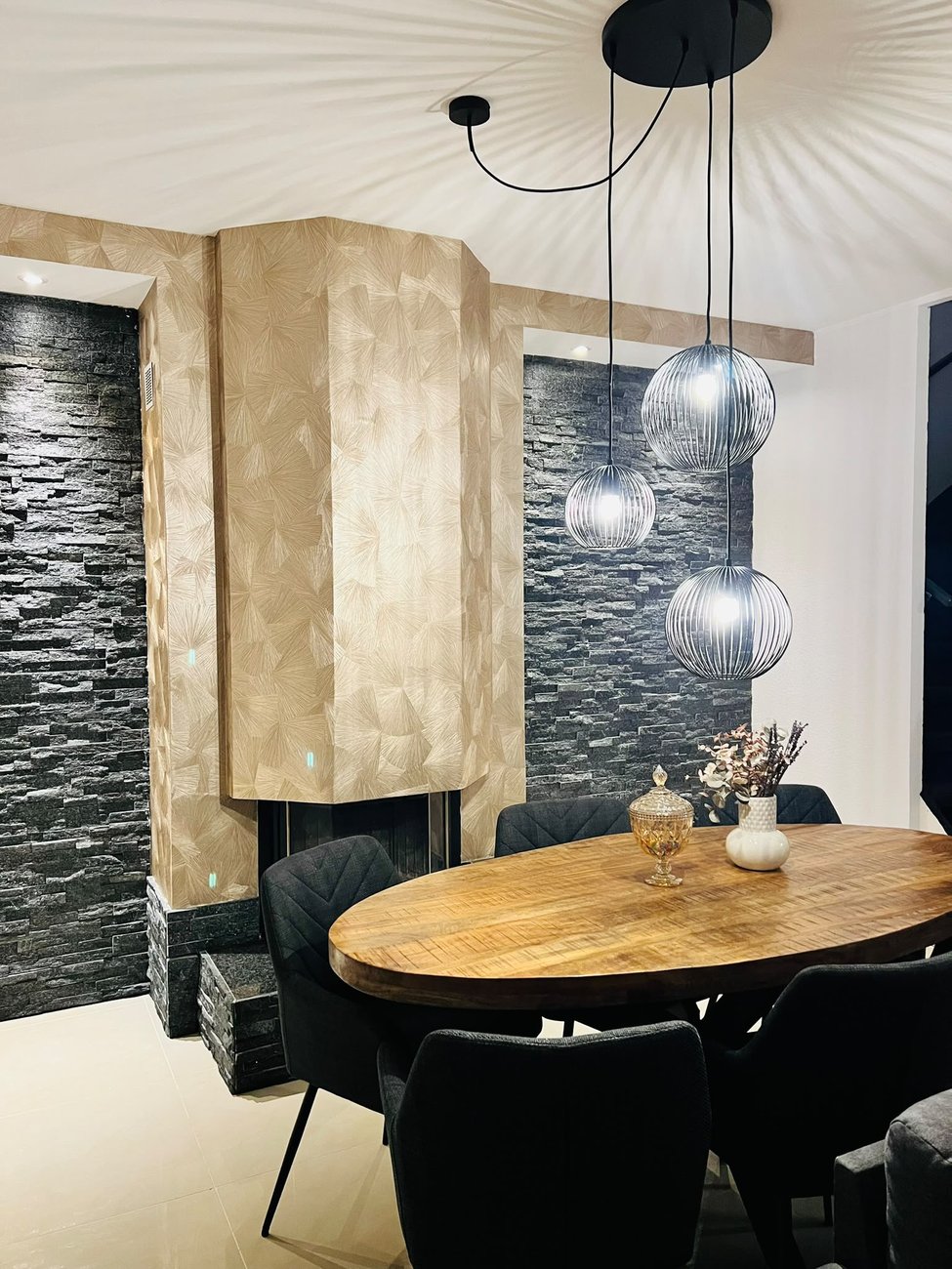 Eetkamer met luxe behang en natuursteen wand