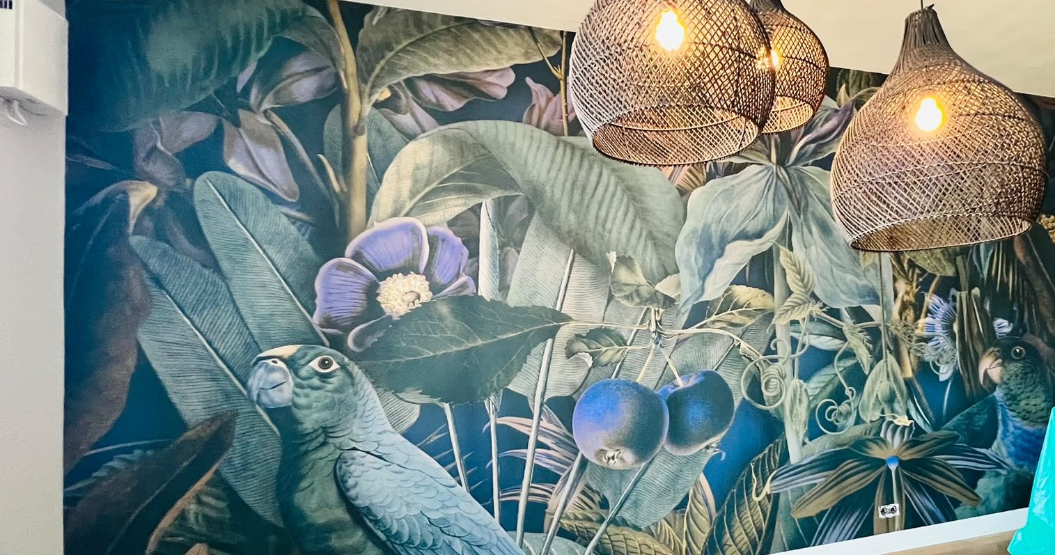 Botanisch jungle behang op maat geplaatst in een woonkamer door Rodrigues Multiservices