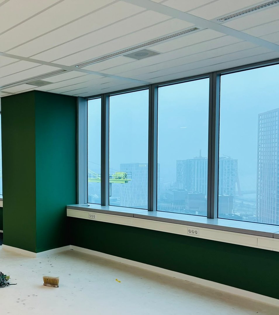 Geschilderde kantoorruimte met groene accentwand