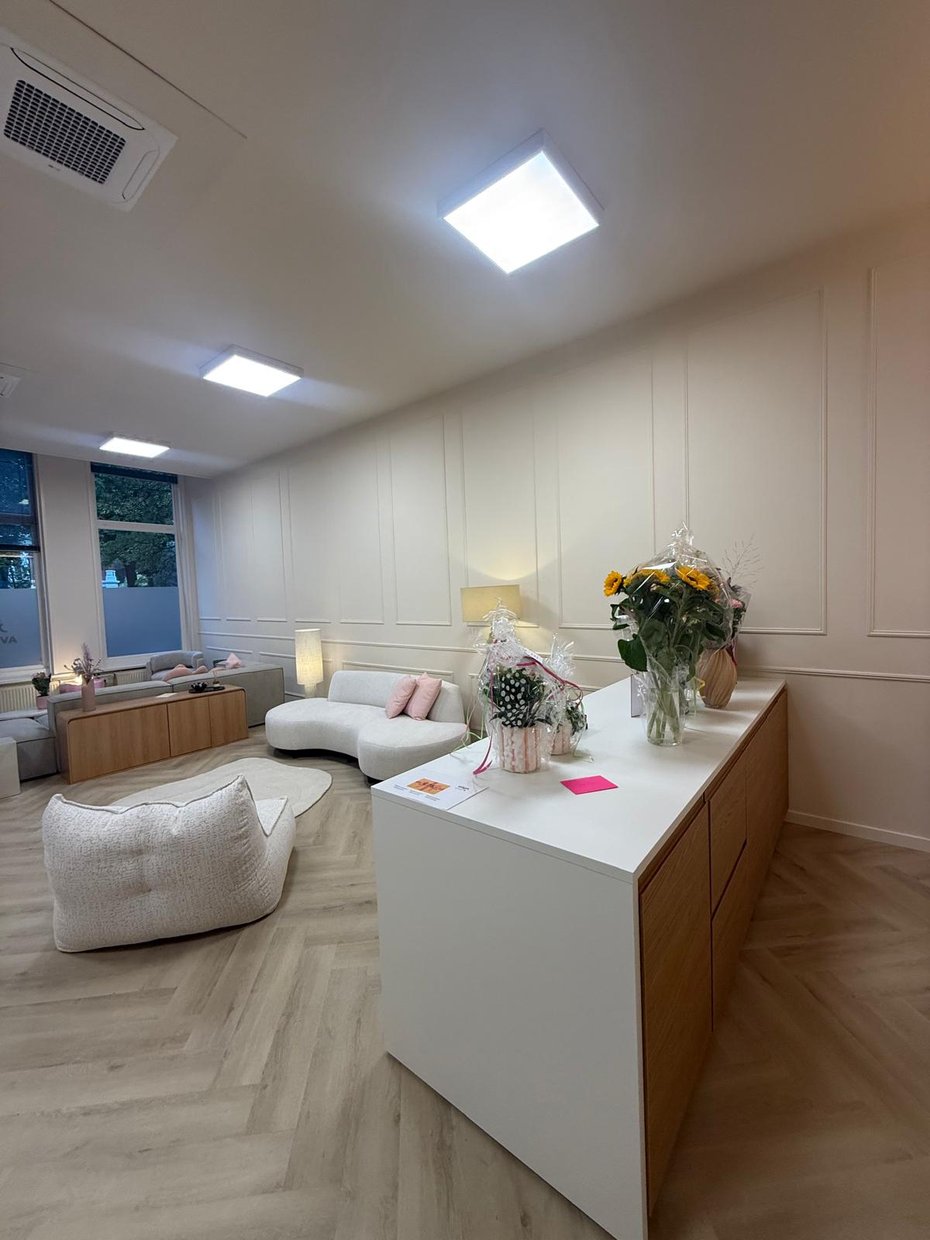 Gerenoveerde lounge met wandpanelen
